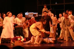 Một cảnh trong vở nhạc kịch “Những người khốn khổ”. (Ảnh: Minh Thu/TTXVN)