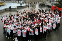 Các em học sinh tham gia cuộc tuần hành nhân ngày thế giới phòng chống AIDS (1/12) tại London, Anh. (Ảnh: AFP/TTXVN)