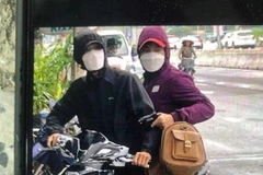 Hai nghi phạm trước thời điểm bị bắt giữ.. (Nguồn: Báo Tiền Phong)