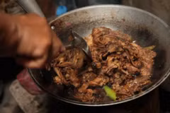 Pagpag - hành trình từ thùng rác tới bàn ăn của người nghèo