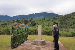 Các lực lượng chức năng thống nhất nội dung phối hợp song phương trên biên giới Việt Nam - Trung Quốc ngày 15/10/2020. (Ảnh: TTXVN phát)