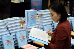 Đại biểu tìm hiểu về cuốn sách của Tổng Bí thư Nguyễn Phú Trọng. (Ảnh: Lâm Khánh/TTXVN)