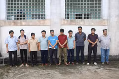 10 bị can bị bắt tạm giam. (Ảnh: TTXVN phát)