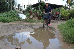 Đường trong khu dân cư đều là đường đất, lầy lội đọng nước vào mùa mưa. (Ảnh: Phạm Cường/TTXVN)