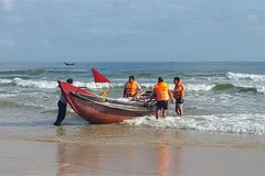 Thi thể em P.M.H được tìm thấy trên biển cách 200m từ vị trí gặp nạn. Ảnh: TTXVN phát