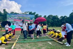 Nhân dân và du khách hào hứng tham gia các hoạt động trong Lễ hội văn hóa "Hương sắc vùng cao". (Ảnh: Hoa Mai/Vietnam+)