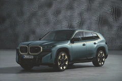 BMW XM thế hệ đầu tiên – Hiệu suất vượt trội trên một mẫu xe gầm cao.