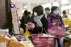 Người dân mua sắm tại một siêu thị ở Tokyo, Nhật Bản. (Ảnh: Kyodo/TTXVN)