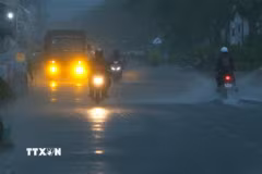 Mưa dông ở vùng núi. (Ảnh: TTXVN)