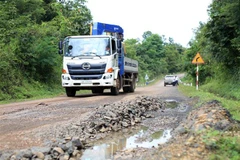 Nhiều đoạn, tuyến trên Quốc lộ 14C xuống cấp, bong tróc mặt đường. (Ảnh: Hưng Thịnh/TTXVN)