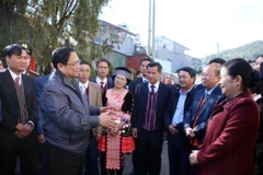 Thủ tướng Phạm Minh Chính trao đổi với lãnh đạo tỉnh Lai Châu và huyện Sìn Hồ. (Ảnh: Quý Trung/TTXVN)
