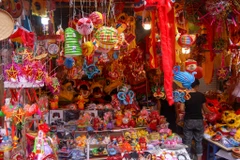 Mỗi dịp tết Trung thu tới, phố Hàng Mã là điểm thu hút không chỉ các em nhỏ mà còn là điểm đến của các bạn trẻ, người lớn và khách du lịch. (Ảnh: Vietnam+)