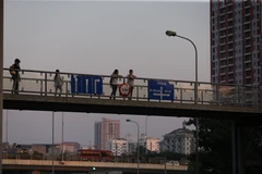 Cầu vượt đi bộ được kỳ vọng trở thành giải pháp giúp giảm ùn tắc giao thông và đảm bảo an toàn, tiện lợi cho người đi bộ. (Ảnh: Lương Mạnh/Vietnam+)