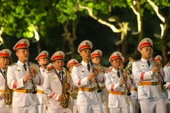 Tối 12/10, tại phố đi bộ Hồ Gươm, các nhạc công của đoàn Nghi lễ Công an nhân dân thuộc Bộ Tư lệnh Cảnh sát cơ động, Bộ Công an biểu diễn, diễu hành phục vụ người dân Thủ đô và du khách thập phương. (Ảnh: Vietnam+)