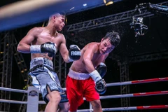 Trận so găng giữa võ sĩ Trương Đình Hoàng với võ sĩ người Hàn Quốc Gyu Hyun Lee để tranh đai WBA Đông Á diễn ra rất kịch tính với thế trận giằng co. (Ảnh: Vietnam+)