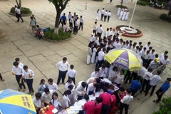 Chương trình thay SIM 4G và bán hàng cuối năm của MobiFone đến với học sinh trường Trung học Phổ thông Lấp Vò 2, Đồng Tháp. (Ảnh: MobiFone)