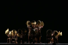 Vở đại vũ kịch "Sắc màu tuổi thơ" diễn ra trong hai buổi tối 29 - 30/6 tại Cung Văn hóa Hữu nghị Hà Nội đã mang đến nhiều khoảnh khắc thú vị cho khán giả. (Ảnh: Vietnam+)