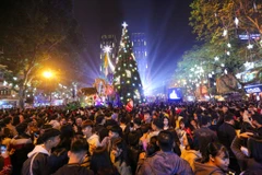 Tối 24/12, hàng vạn người dân Thủ đô đã đổ xô lên các nhà thờ lớn ở trung tâm Hà Nội. (Ảnh: Minh Sơn/Vietnam+)