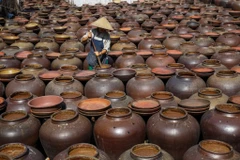 Du khách có dịp đến Hưng Yên và ghé qua thị trấn Bần Yên Nhân, huyện Mỹ Hào sẽ không thể cầm lòng mà dừng lại trước những hiệu bán tương - một đặc sản nổi tiếng khắp trong Nam ngoài Bắc để mua vài ba lít về làm quà. (Ảnh: Thế Đại/Vietnam+)