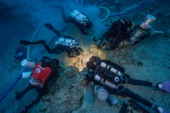 Các thợ lặn kiểm tra bộ di cốt khai quật từ con tàu đắm. (Nguồn: nature.com)