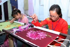 Trình diễn nghề thêu truyền thống. (Ảnh: Thanh Tùng/TTXVN)