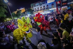 Trò chơi dân gian truyền thống "Múa lân" được trình diễn ngay trên quảng trường Đông Kinh Nghĩa Thục. (Ảnh: Trọng Đạt/TTXVN)