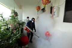 Phun thuốc khử trung nhằm ngăn chặn sự lây lan của virus Zika tại Singapore. (Nguồn: AFP/TTXVN)