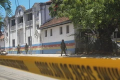 Binh sỹ Kenya gác trước đồn cảnh sát tại trung tâm thành phố Mombasa sau khi đập tan âm mưu đánh bom khủng bố. (Nguồn: EPA/TTXVN)