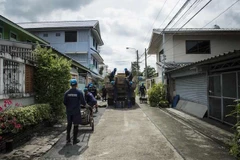 Nhân viên môi trường dọn dẹp vệ sinh tại ngoại ô Bangkok. (Nguồn: AFP/TTXVN)