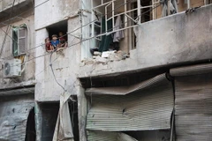 Cảnh đổ nát sau một cuộc không kích nhằm vào khu vực Karm al-Jabal do phiến quân kiểm soát tại Aleppo, Syria ngày 18/9. (Nguồn: AFP/TTXVN)