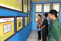 Khách tham quan một triển lãm tư liệu về Trường Sa, Hoàng Sa. (Ảnh: Văn Đạt/TTXVN)