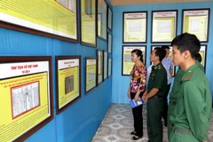Khách tham quan một triển lãm tư liệu về Trường Sa, Hoàng Sa. (Ảnh: Văn Đạt/TTXVN)