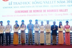 Giáo sư Odon Vallet và giáo sư Trần Thanh Vân trao học bổng cho các em sinh viên ưu tú. (Ảnh: Võ Dung/TTXVN)