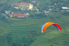 Các phi công bay lượn quanh khu vực đèo Khau Phạ, huyện Mù Cang Chải, Yên Bái. (Ảnh: Thế Duyệt/TTXVN)