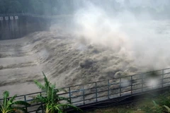 Nước dâng cao tại đập Jhihtan do bão Megi tại Đài Loan. (Nguồn: AFP/TTXVN)