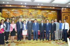 Chủ tịch UBND thành phố Hà Nội Nguyễn Đức Chung tiếp ông Graziano Delrio và đoàn công tác. (Ảnh: Mai Linh/TTXVN)