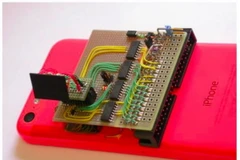 Thiết bị giải mã mật khẩu khóa điện thoại iPhone. (Ảnh: Sergei Skorobogatov)