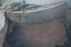 Trống đồng cổ vừa được phát hiện. (Ảnh: Hoa Mai/TTXVN)