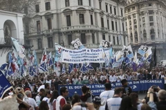 Người dân Argentina biểu tình phản đối các biện pháp kinh tế của Chính phủ và tỷ lệ thất nghiệp đang gia tăng tại thủ đô Buenos Aires. (Nguồn: EPA/TTXVN)