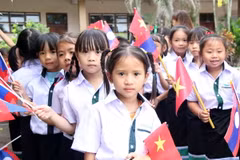 Các em học sinh háo hức bước vào năm học mới. (Ảnh: Phạm Kiên/TTXVN)
