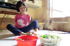 Ngoài giờ học, Y Julie giúp mẹ việc nhà. (Ảnh: Cao Nguyên/TTXVN) 