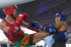Nguyễn Trần Duy Nhất (áo xanh) huy chương Vàng hạng cân 60kg. (Ảnh: Văn Sơn/TTXVN)