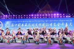 Biểu diễn tiết mục văn nghệ "Tây Tạng đa sắc” chào mừng khai mạc Hội chợ. (Ảnh: Tường Thu/TTXVN)