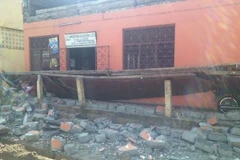 Một ngôi nhà bị phá hủy trong trận động đất. (Nguồn: THX/TTXVN)