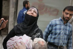Nỗi đau của người mẹ Syria bên thi thể bé con sơ sinh sau xung đột tại al-Muasalat, phía Bắc thành phố Aleppo ngày 23/9. (Nguồn: AFP/TTXVN)