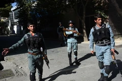 Lực lượng an ninh Afghanistan làm nhiệm vụ tại hiện trường vụ tấn công. (Nguồn: AFP/TTXVN)