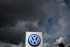 Logo của hãng Volkswagen tại một nhà máy ở Wolfsburg, Đức. (Nguồn: EPA/TTXVN)