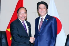 Thủ tướng Nguyễn Xuân Phúc gặp Thủ tướng Nhật Bản Shinzo Abe. (Ảnh: Thống Nhất/TTXVN)
