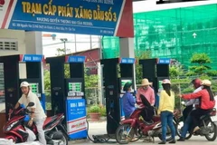 Hoạt động kinh doanh bán lẻ xăng dầu tại Trạm cấp phát xăng dầu số 3. (Ảnh: Thanh Liêm/TTXVN)