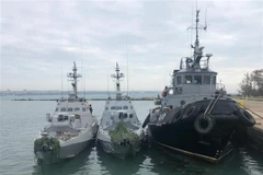 Ba tàu hải quân Ukraine bị lực lượng tuần duyên thuộc Cơ quan An ninh Liên bang Nga (FSB) bắt giữ do xâm phạm lãnh hải Nga ở Eo biển Kerch. (Nguồn: THX/TTXVN)